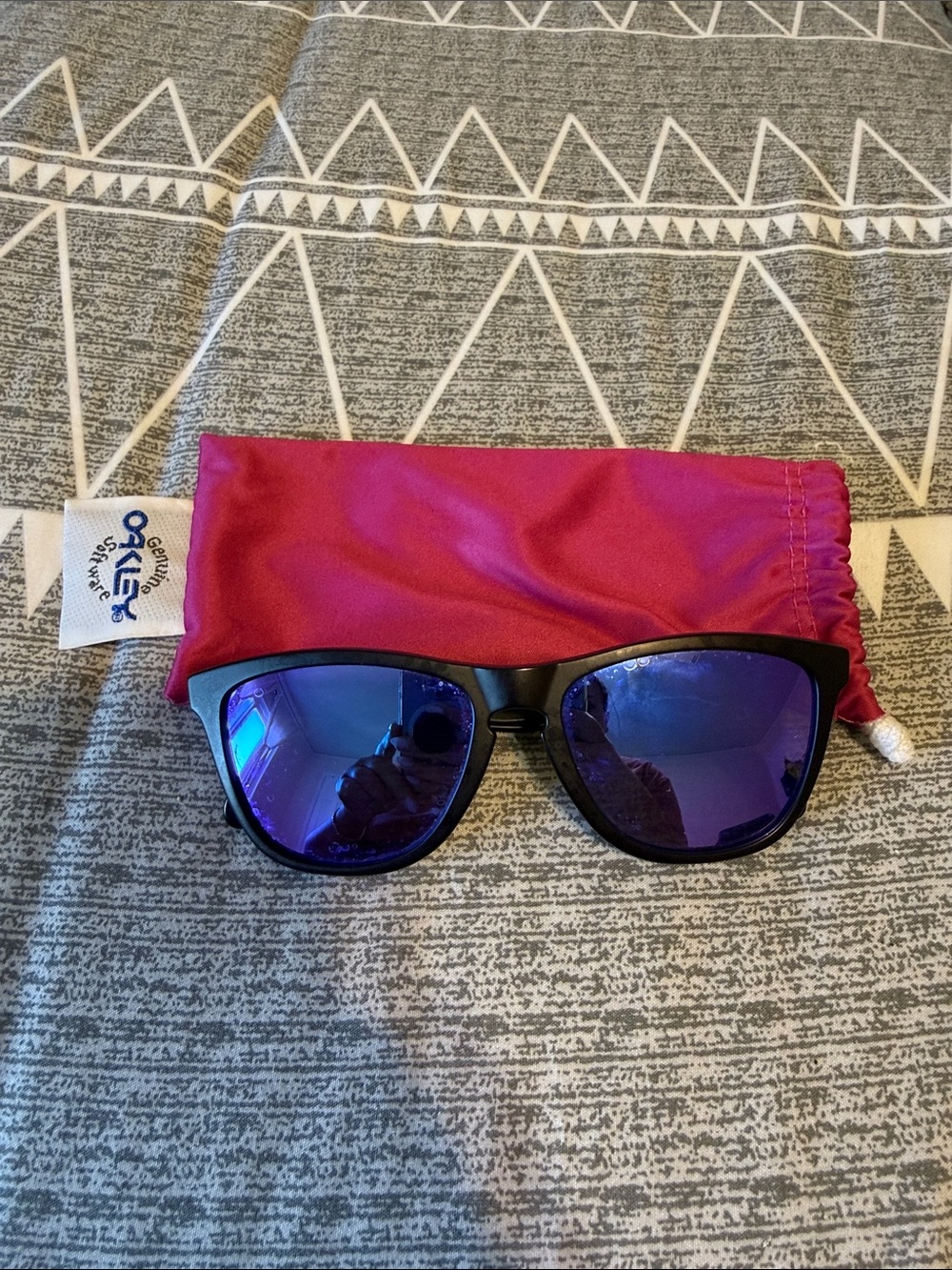 Oakley Frogskin Black Frame Purple Mirror Lens Sunglasses - Picture 2 of 3